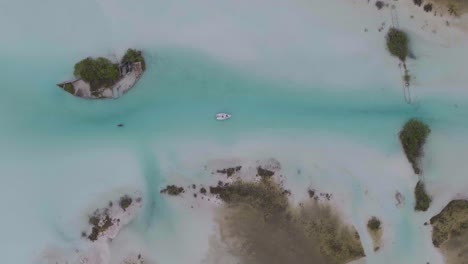 barco en un paisaje oceánico impresionante, tranquilo y sereno - vista aérea sobre islas tropicales