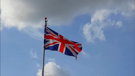 UK-Union-Flag-Im-Wind-Vor-Blauem-Himmel