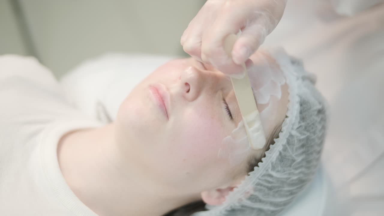 미용사 클리닉에서 얼굴 치료를 받는 여성