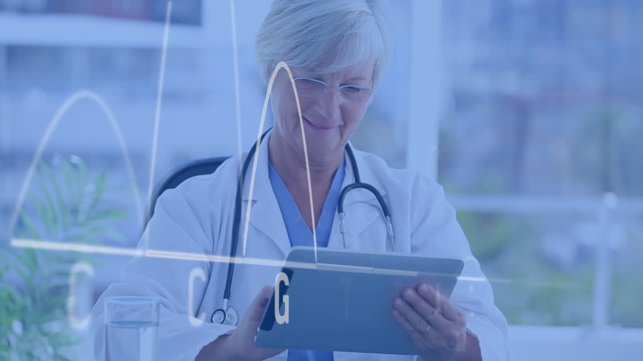 animación de un monitor de ritmo cardíaco sobre una doctora caucásica que usa una tableta digital en el hospital.