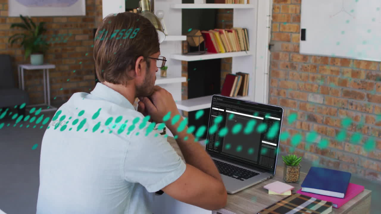 animación del procesamiento de datos sobre un hombre de negocios caucásico que usa una computadora portátil