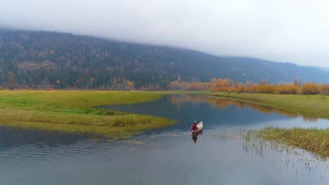 hombre remando un bote en un lago 4k