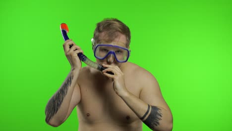 Emotional-shirtless-man-tourist-in-underwater-mask-on-chroma-key-background