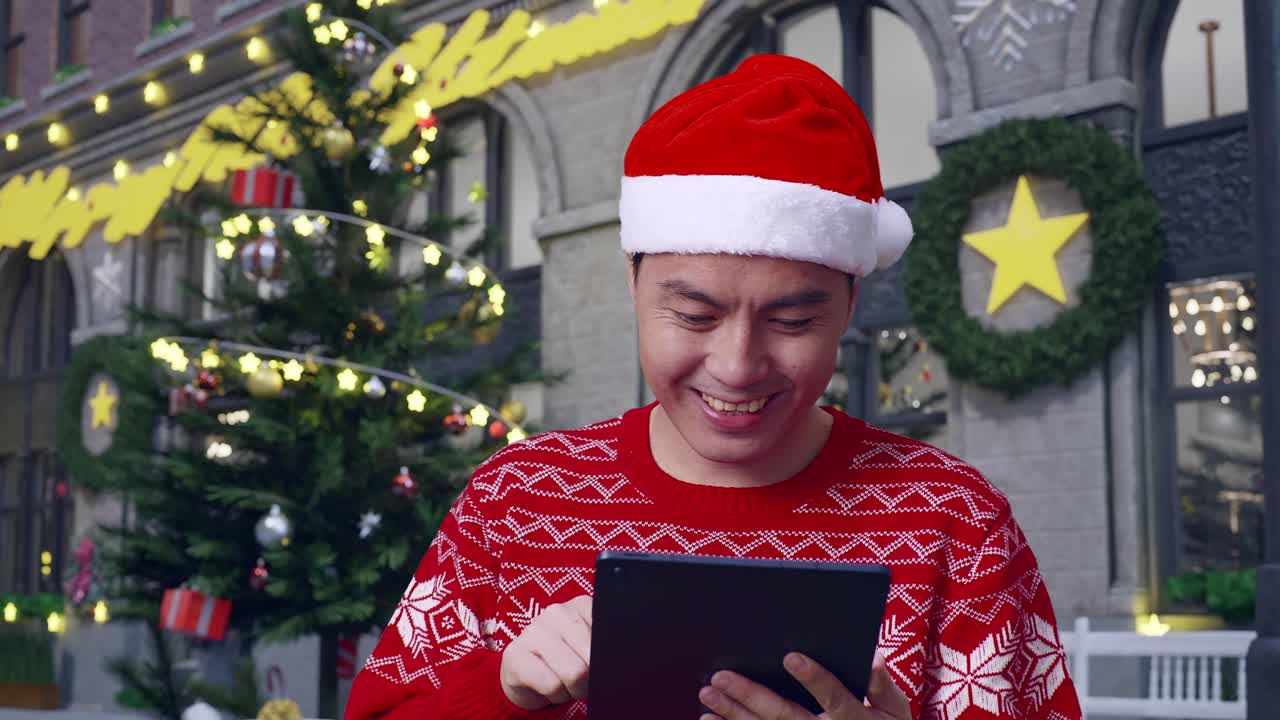 hombre usando tableta en el mercado de navidad