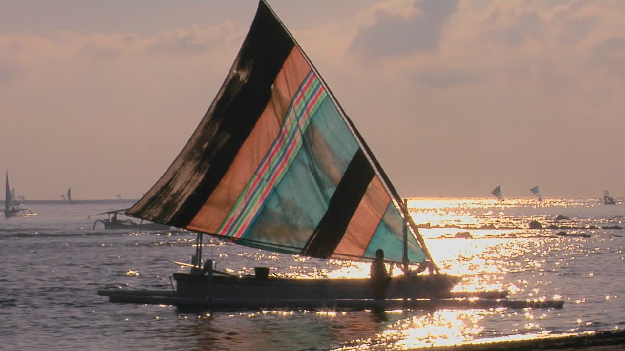 한 남자가 범선을 해안으로 인도한다
