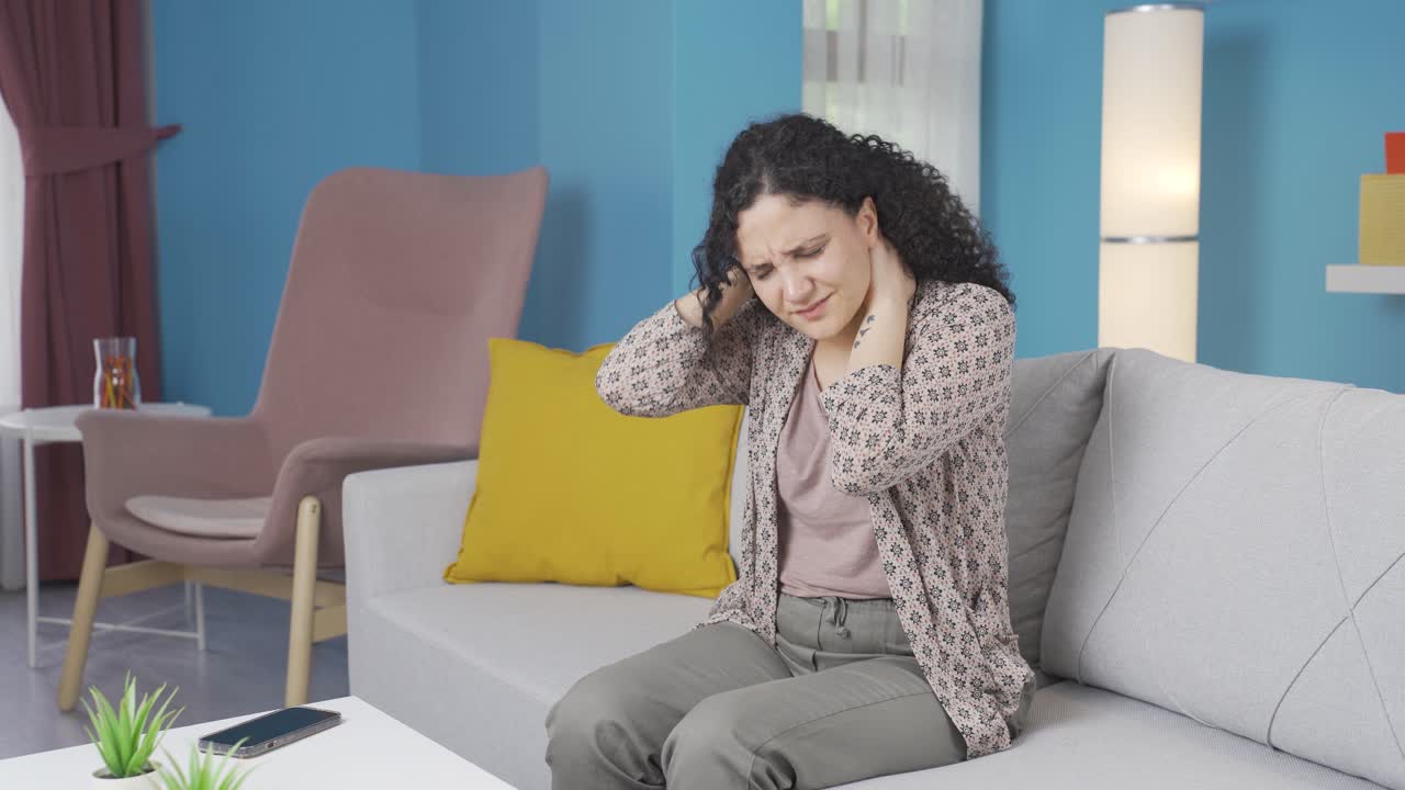 mujer joven con dolor de cabeza.