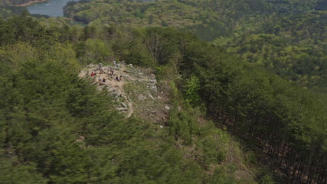 Pine-Mountain-Georgia-Aerial-V2-Rotierende-Aufnahme-Von-Gipfel-Und-Wald---April-2020