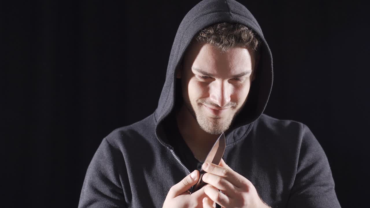 손에 칼을 들고 카메라를 쳐다보는 방랑자 정신병자