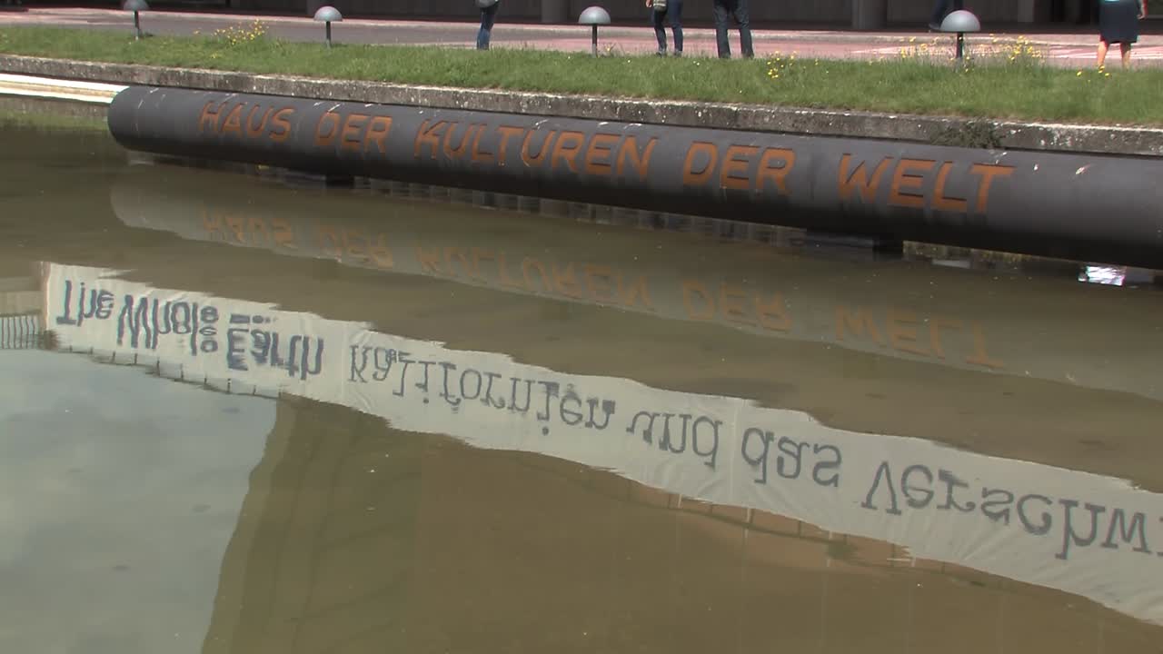 reflejo de la ostra embarazada del salón de congresos