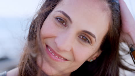 mujer sonriendo al aire libre