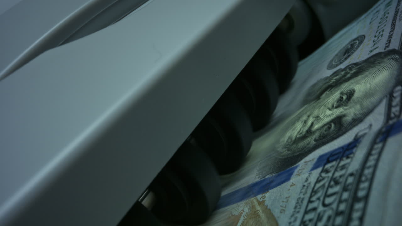 Attrezzatura automatica per il conteggio di denaro cartaceo. Banconote in dollari nel contabanconote.