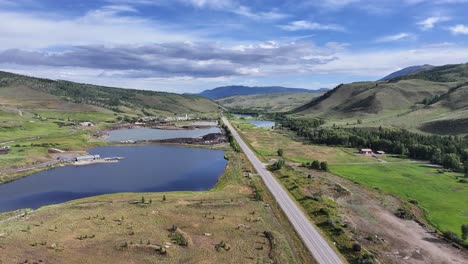 Siguiendo-La-Autopista-9-En-Silverthorne-Colorado-Con-Vistas-A-La-Montaña-Y-Al-Lago-Durante-El-Día-Plataforma-Rodante-Aérea-De-Verano