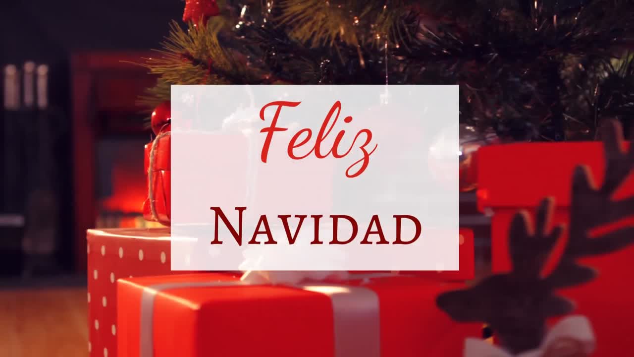 feliz navidad escrito sobre el árbol de navidad y regalos