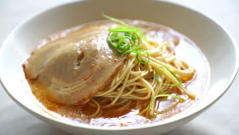 Tonkotsu-Ramen-Nudeln-Mit-Chaashu-Schweinefleisch