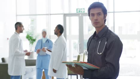 médico masculino en el hospital sonríe a la cámara 4k