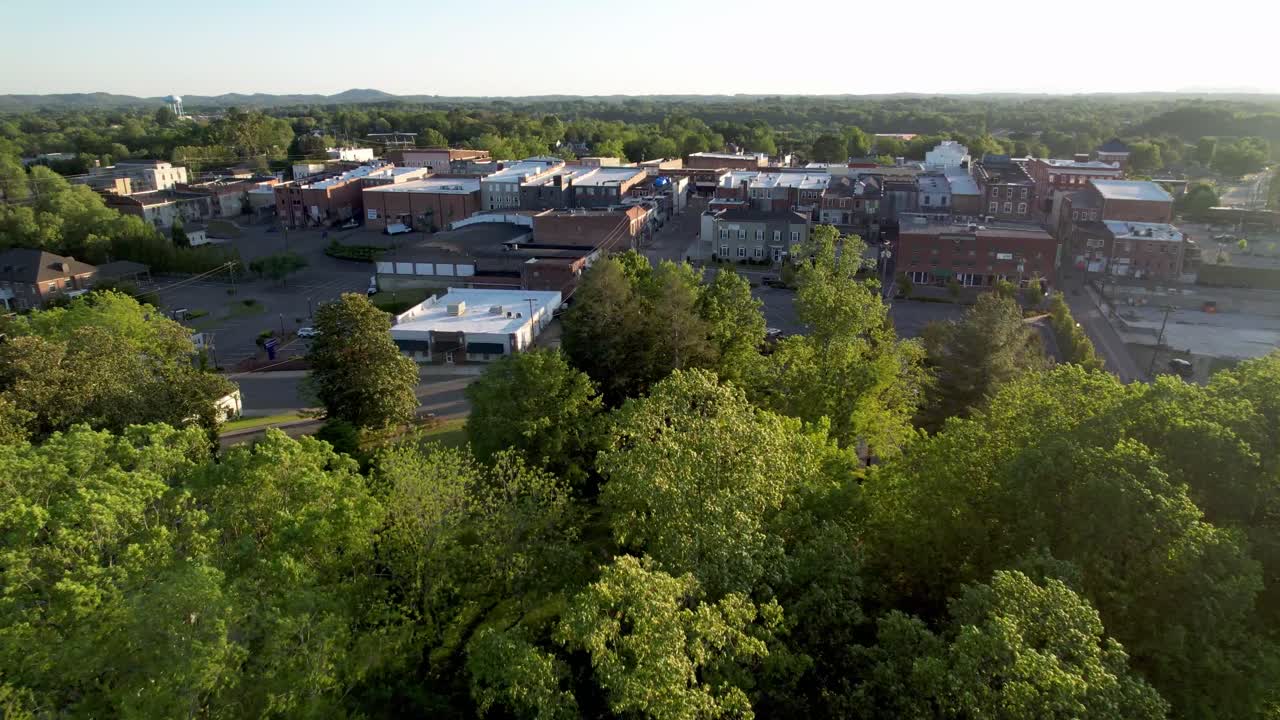 spinta aerea sopra le cime degli alberi a mt airy nc, carolina del nord