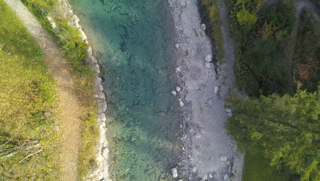 Drone-Ascendiendo-Rápidamente-Por-Encima-De-Un-Colorido-Mountainstream