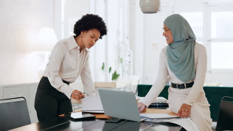 Diversity-employees,-laptop