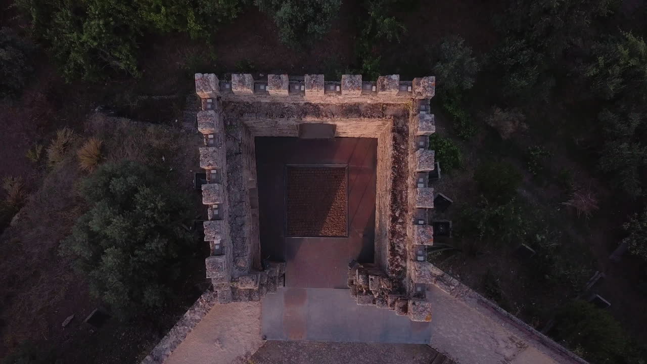 drone flye de la torre del castillo revela la ciudad