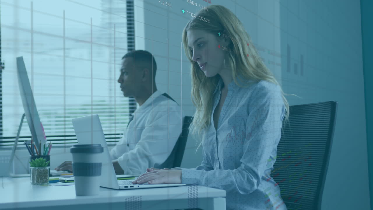 animación del procesamiento de datos financieros sobre diversas personas de negocios en la oficina