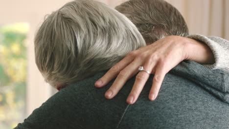 depresión, apoyo y abrazo de una pareja de ancianos