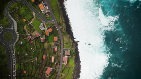 Descripción-General-De-Drones-Del-Pueblo-De-Sao-Vicente,-Mar,-Olas,-Desde-Arriba,-Vista-Aérea-De-Madeira