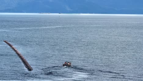 vista aérea de la acuicultura en alta mar en la bahía de puerto montt