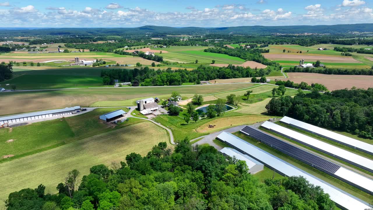 Etablerende luftfoto af landligt landskab med marker og skov