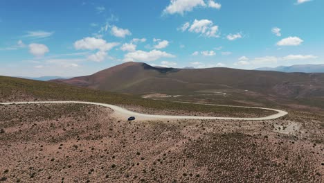 disparo en órbita aérea de un coche estacionado fuera de la carretera en las montañas andinas