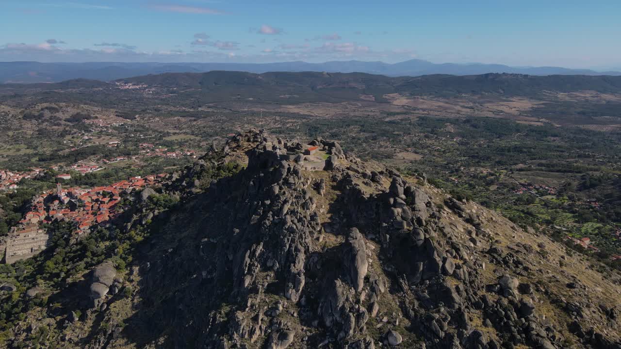 avance aéreo sobre las ruinas del castillo de monsanto con el valle al fondo, portugal