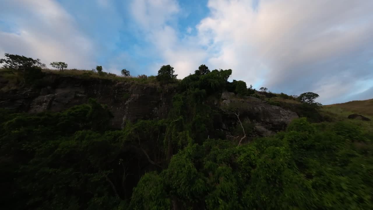 video del avión no tripulado sobre las montañas de fiji
