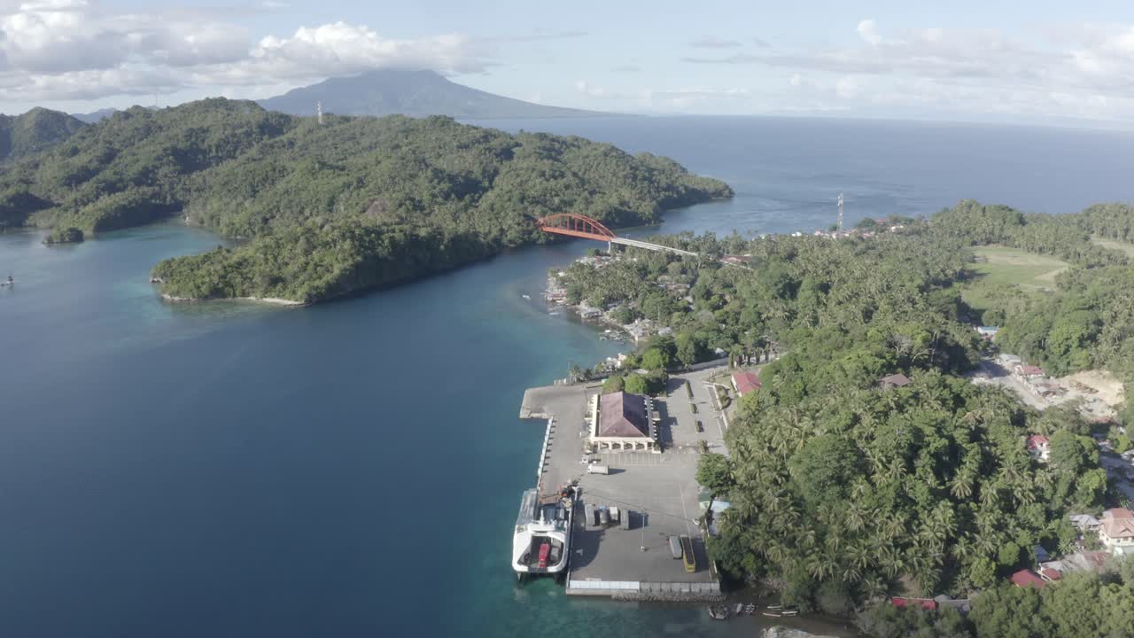 un transbordador de pasajeros local vacío atracado en el puerto de liloan al muelle de surigao en la isla tropical en el sur de leyte, filipinas durante el bloqueo pandémico covid-19