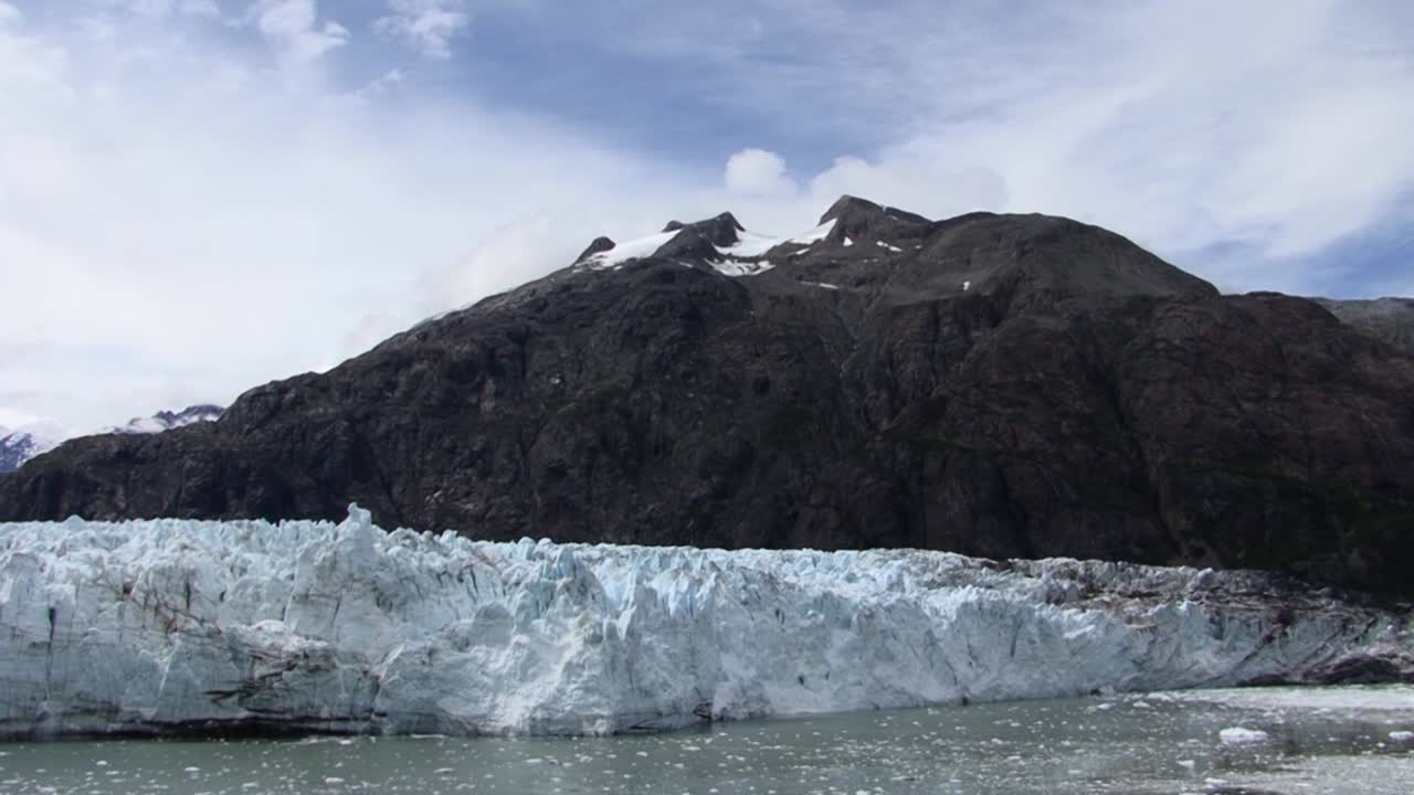 마제리 빙하와 눈 덮인 산을 배경으로