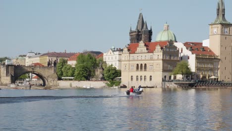 Filmischer-Blick-Auf-Die-Berühmte-Karlsbrücke-über-Die-Moldau,-Freizügiger-Blick-Auf-Den-Wasserturm-Der-Altstadt,-Prag,-Tschechische-Republik