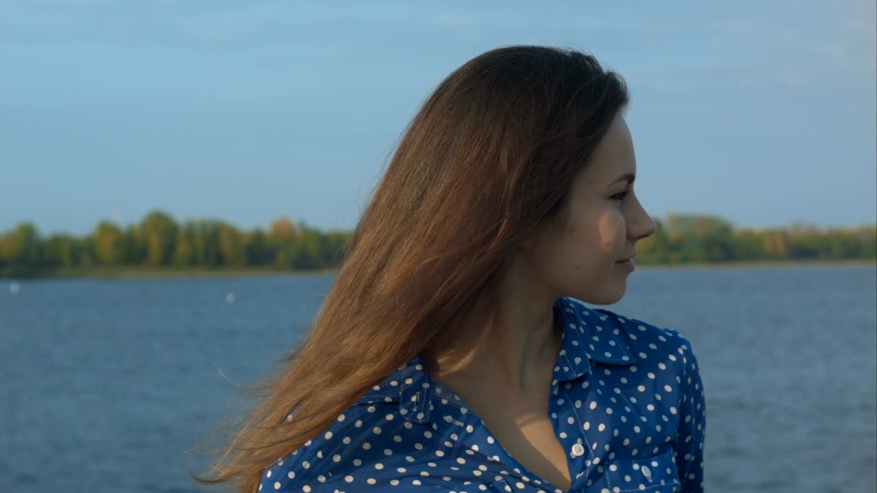 젊은 여성이 남자를 만난다. 해안가. 클로즈업