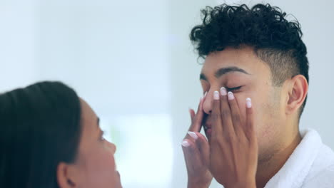 pareja, facial y crema en la cara