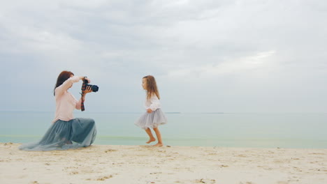 Junge-Fotografenmutter,-Die-Tochter-Am-Strand-Fotografiert