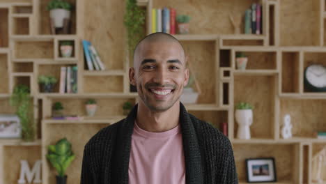 Retrato-De-Un-Joven-Atractivo-Del-Medio-Oriente-Sonriendo-Feliz-Y-Optimista-Propietario-De-Un-Negocio-De-Puesta-En-Marcha