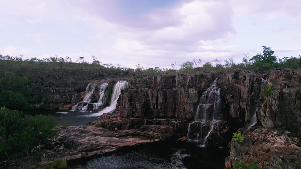cascadas en cascada sobre acantilados rocosos en un paisaje natural impresionante en el parque nacional chapada dos veadeiros, creando una escena tranquila de la belleza de la naturaleza en el centro de brasil.