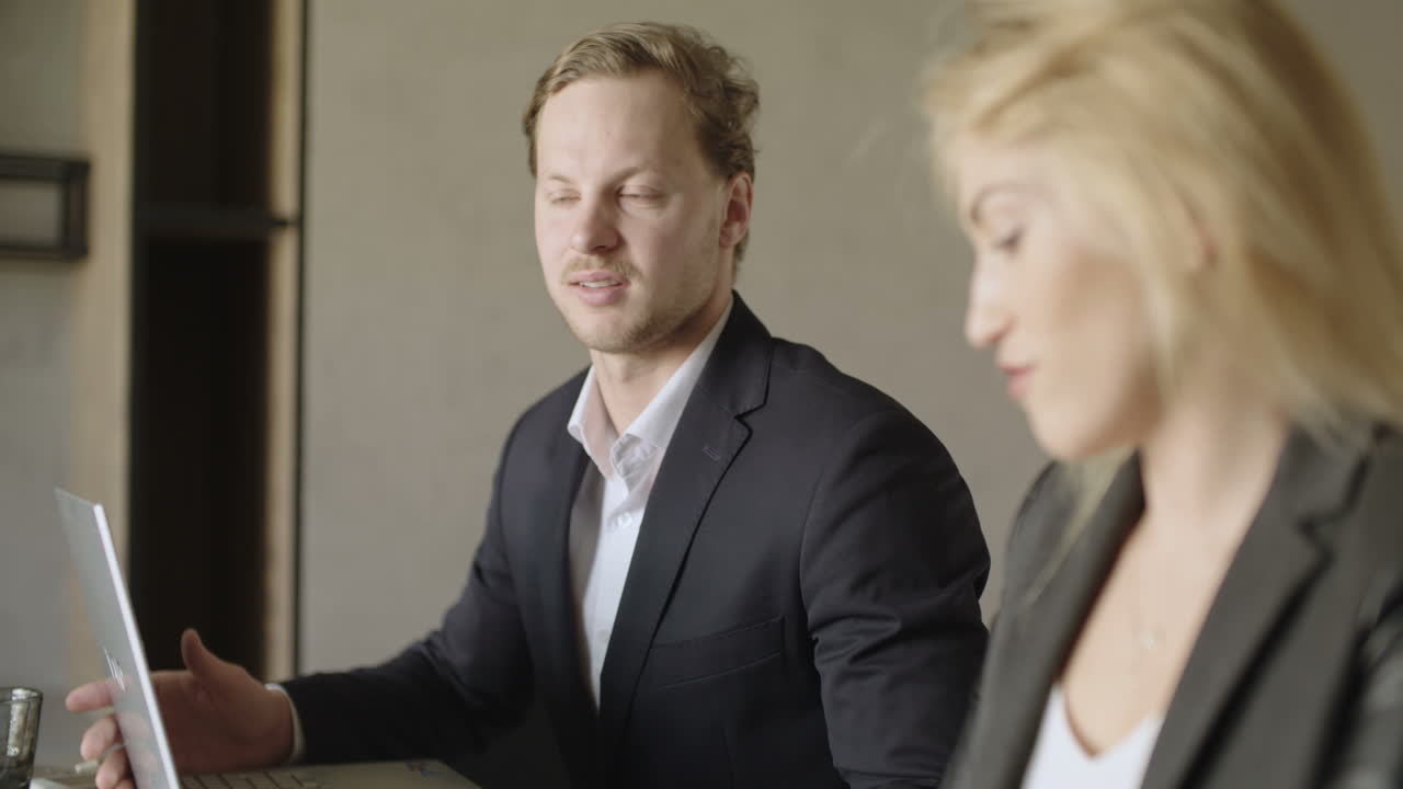 бизнесмены, работающие в офисе