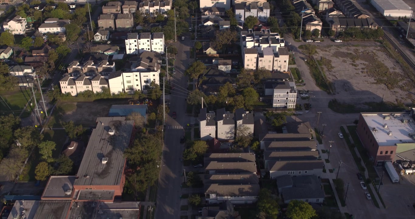Vista aérea de casas y un vecindario cerca del centro de Houston.