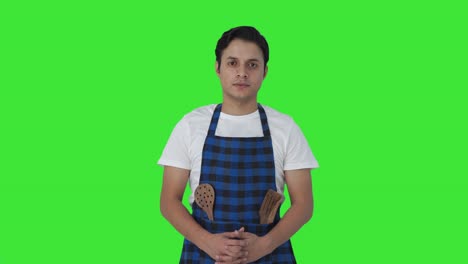 cocinero indio confiado mirando a la pantalla verde de la cámara
