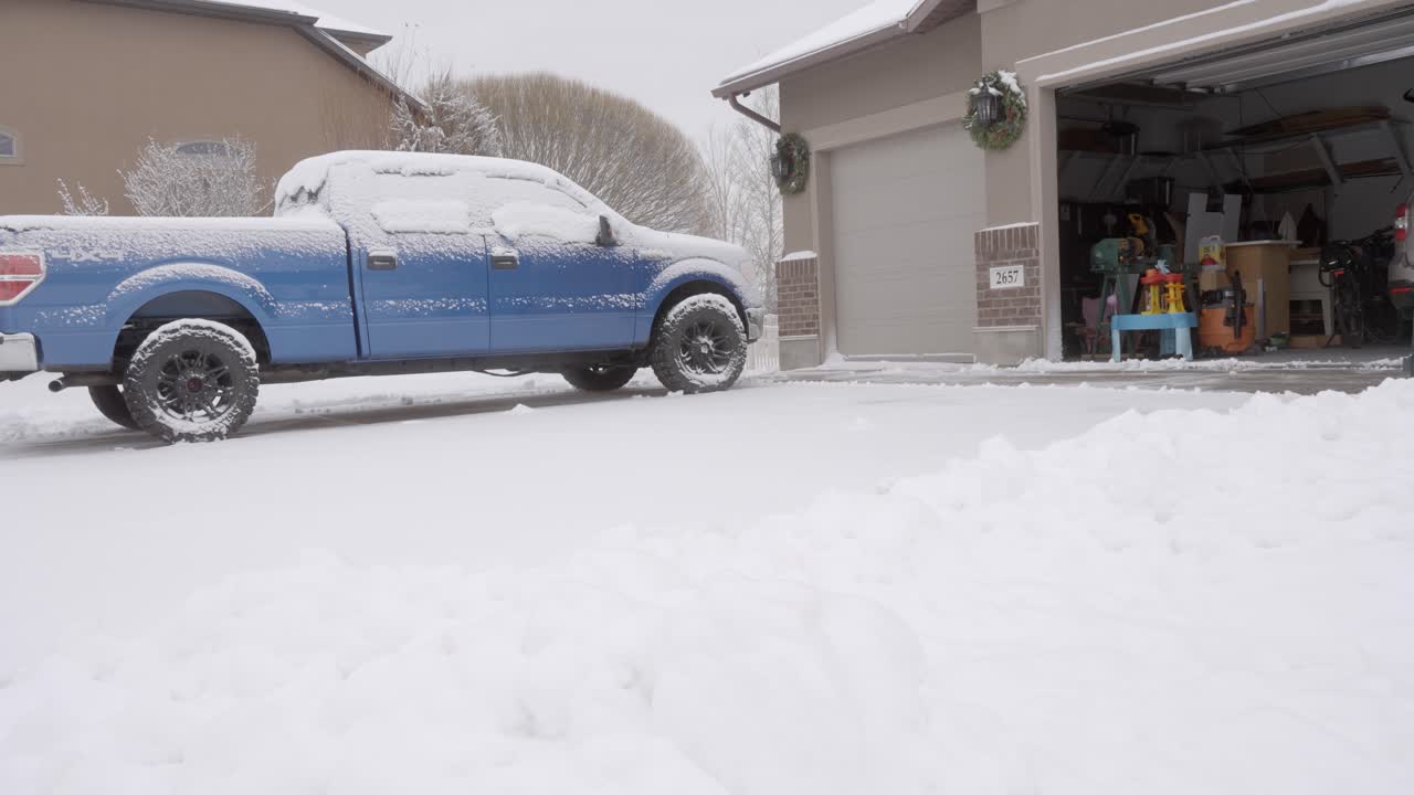 mujer viuda mayor paleando nieve después de una tormenta