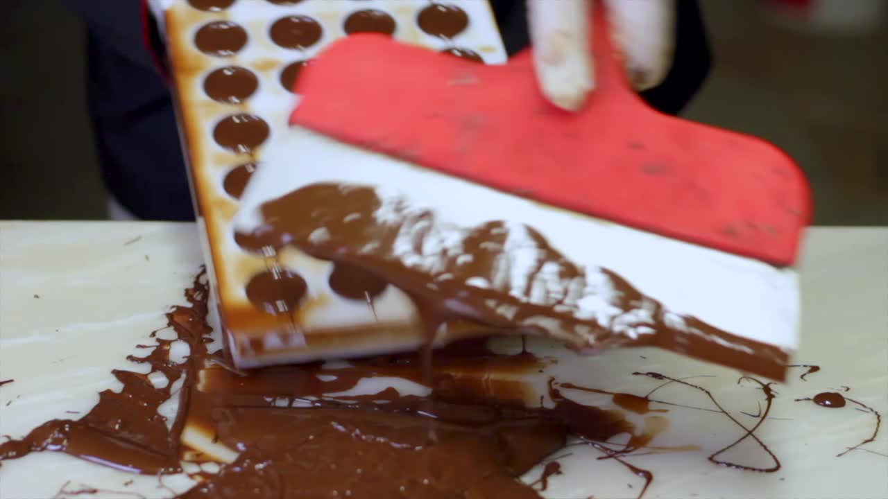 bombones moldeados limpios. producción de chocolate