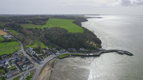 Amplia-Vista-Aérea-De-Arthurstown-Village-Wexford-Y-La-Península-De-Gancho-Donde-El-Río-Suir-Entra-En-El-Mar-Celta