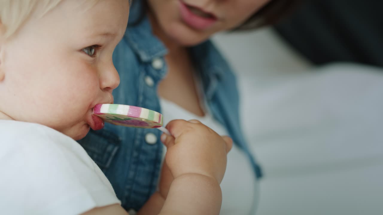 vídeo en primer plano de un niño lamiendo una piruleta.