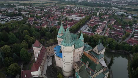 Nahaufnahme-Luftaufnahme-Von-Den-Türmen-Der-Geisterburg-Bojnice-In-Der-Slowakei