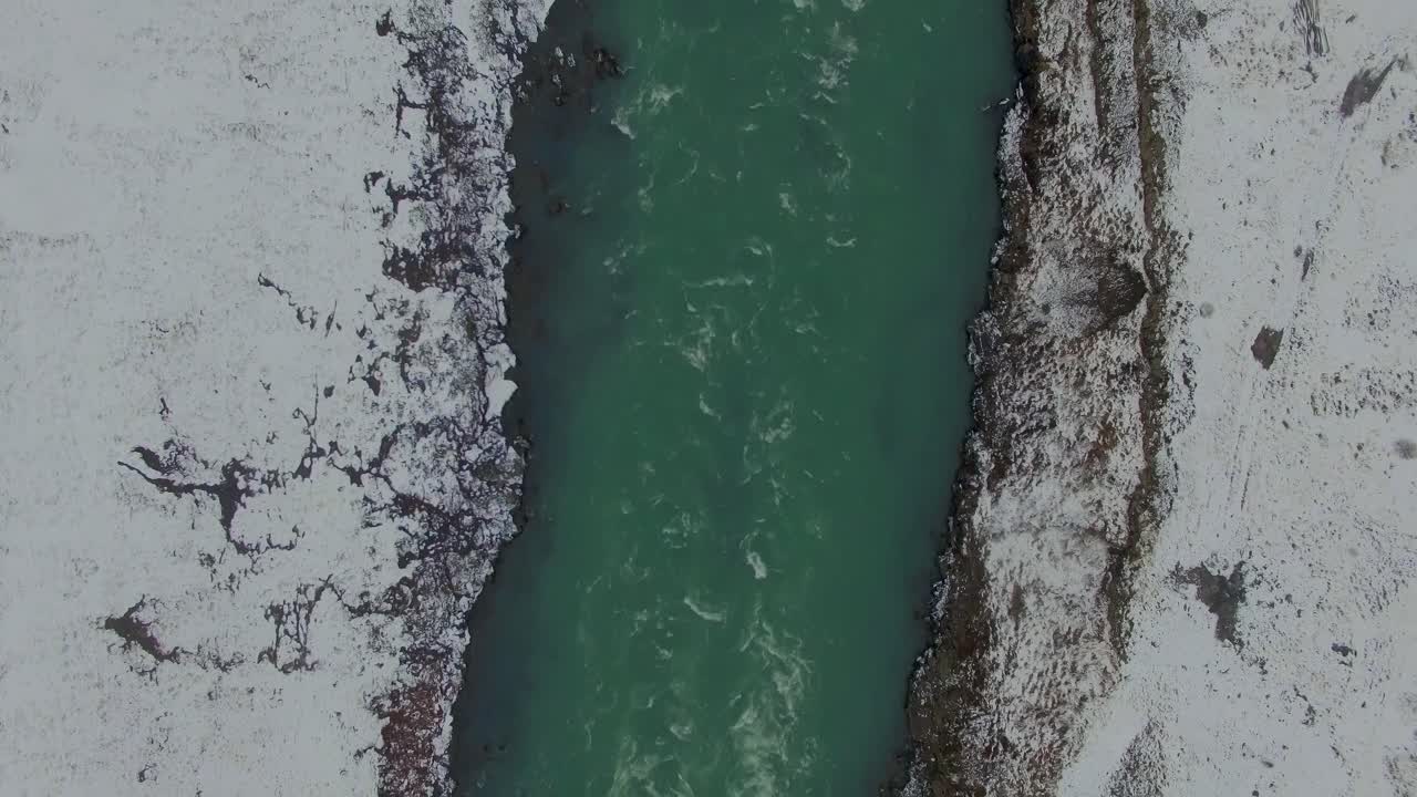 islandia en invierno río nevado desde arriba lento desplazamiento hacia abajo drone 4k