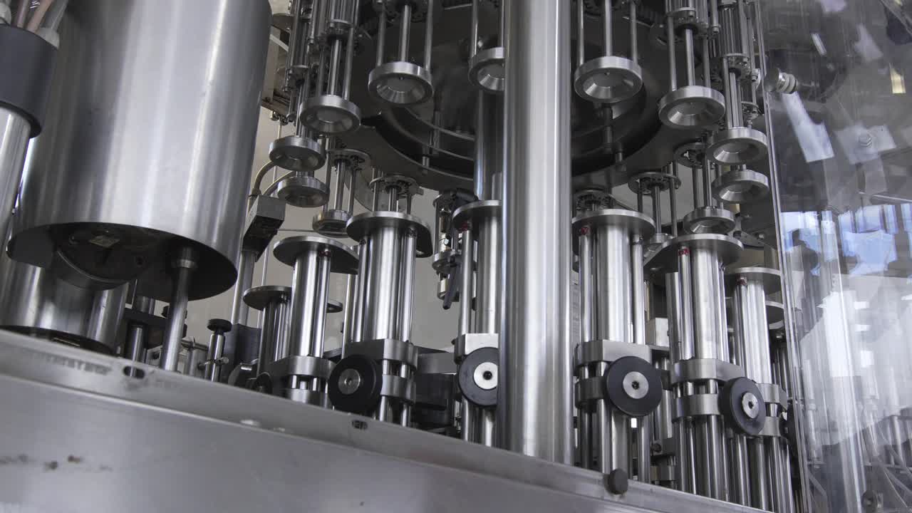 모바일 와인 병 및 라벨 기계 구성 요소가 병 없이 테스트되고 있습니다.