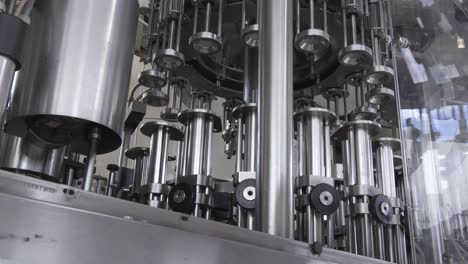 componentes de máquinas móviles de embotellado y etiquetado de vino que se prueban sin botellas